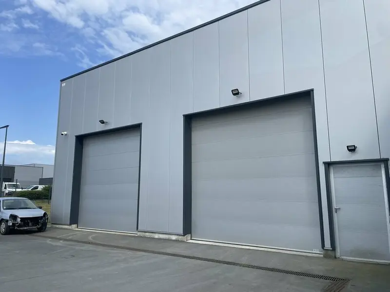 A louer Immeuble indépendant d'environ 380 m² sur un terrain clos.