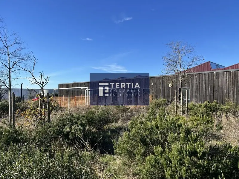 BATIMENT INDEPENDANT SUR AXE PASSANT - GRAND TERRAIN