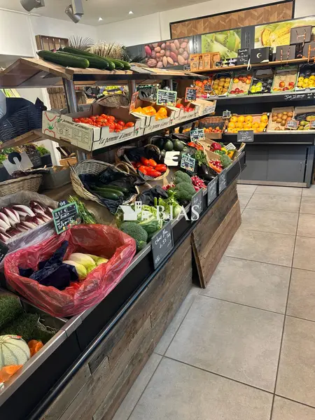 Primeur dans rue commercante à vendre