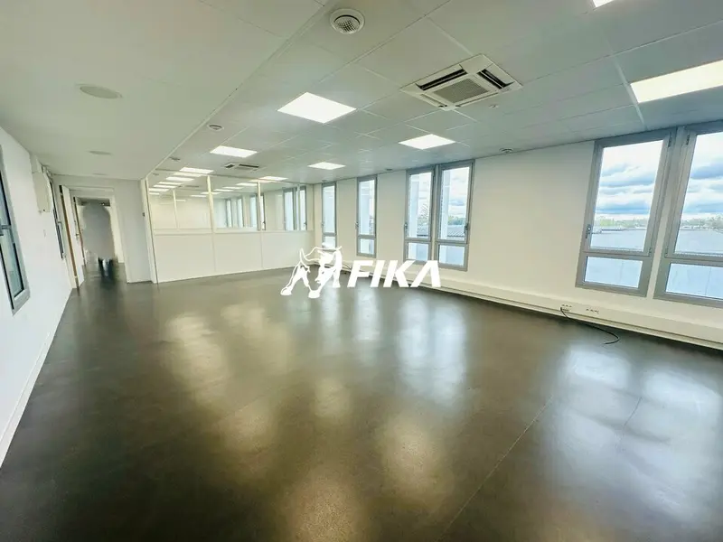 A LOUER BUREAUX 176 m² - (33700) MÉRIGNAC