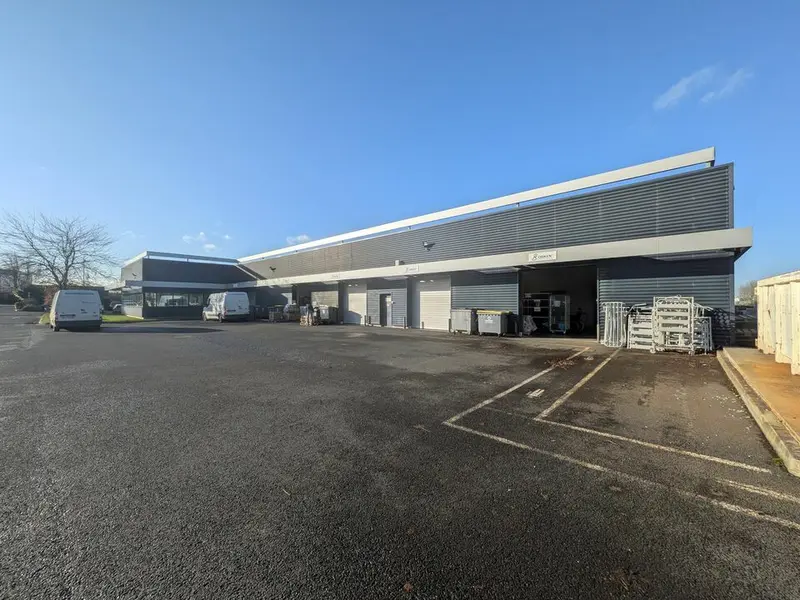 A louer beau local d'activité récent d'environ 1438m²