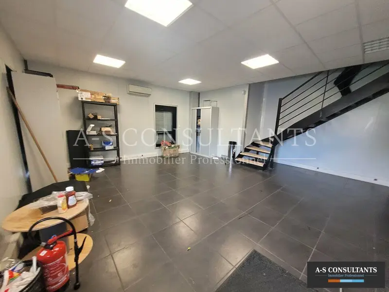 A louer Local commercial  185m² Saint-Priest