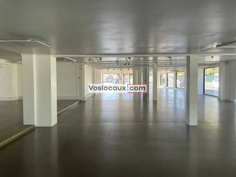 À louer  Local commercial 550 m² à Antibes 