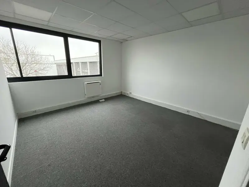 A louer Locaux d'activité 121m² Quincy-Voisins