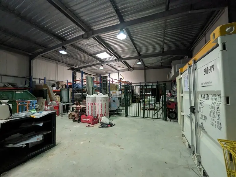 LOCAL D'ACTIVITE avec bureaux 