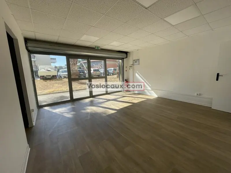 A louer : bureau en rez-de-chaussée de 100 m² à CAGNES-SUR-MER  
