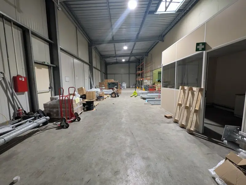 LOCAL D'ACTIVITE DE 200M² EN LOCATION