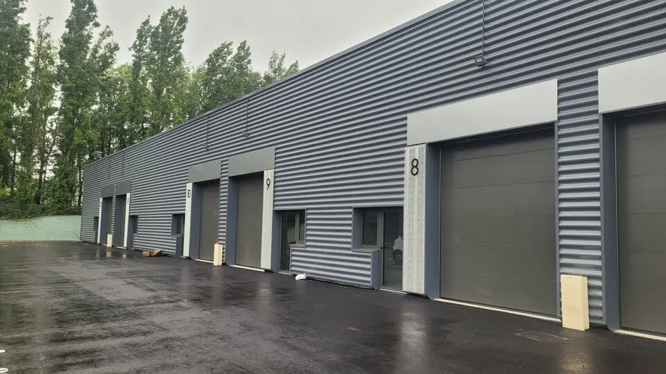 LOCAL ARTISANAL NEUF A LOUER.