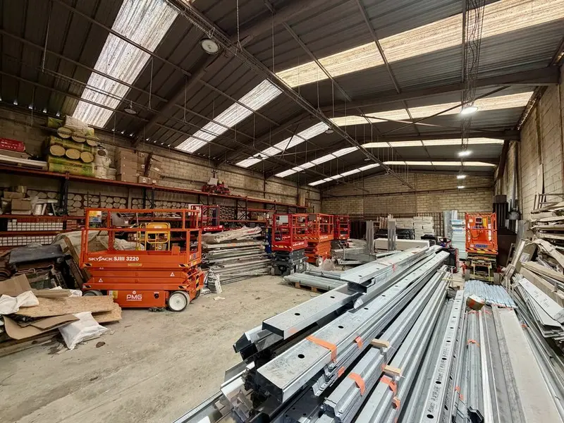 A vendre Locaux d'activité 880m² Saint-Soupplets