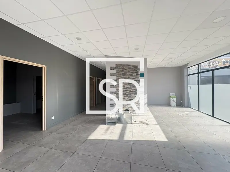 A LOUER - LOCAL COMMERCIAL 200 M² - AXE PASSANT - COURNON D'AUVERGNE