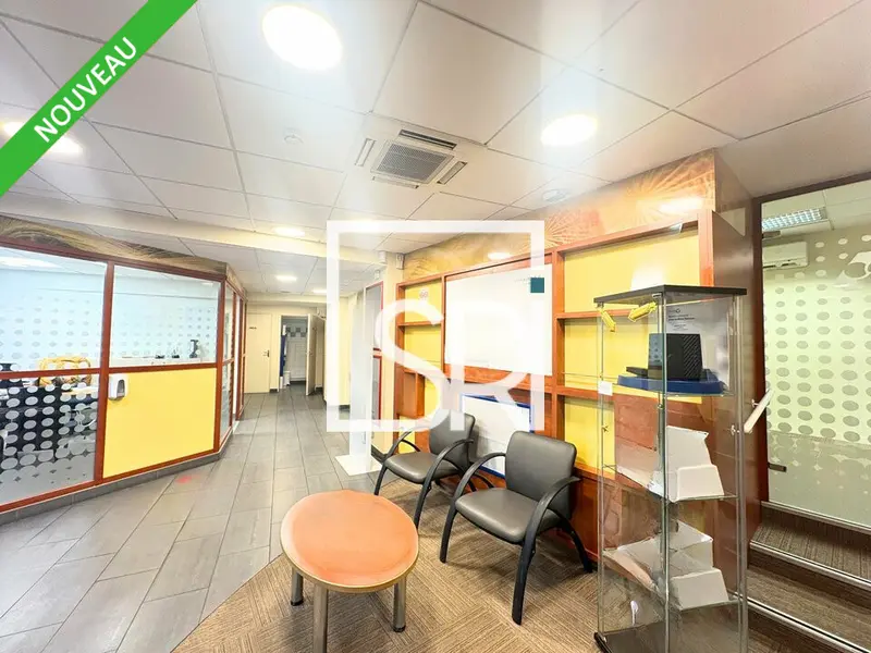 Bureau à louer - Les Martres-D'Artière (63430) - 218 m² - 1 600 €/mois