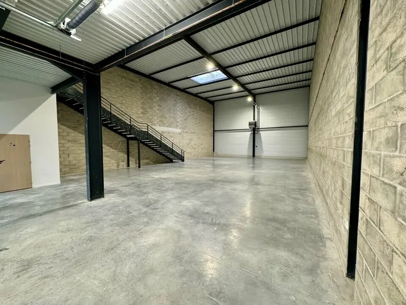 A louer Locaux d'activité 360m² Le Thillay