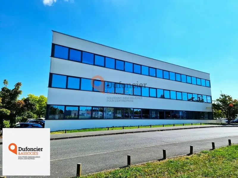 Bureau à louer - Chasseneuil-Du-Poitou (86360) - 911 m² - 9 489 €/mois