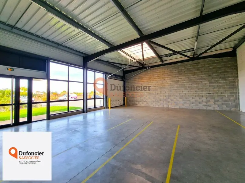 POITIERS ZONE DE LA REPUBLIQUE - PETIT ENTREPOT A LOUER - 120M2