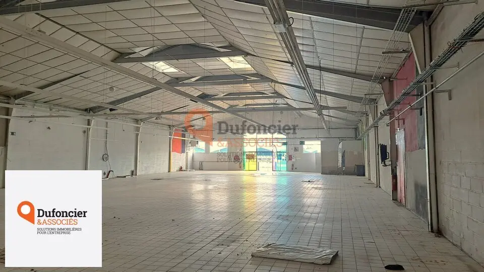 A louer Local commercial  1240m² Jardres