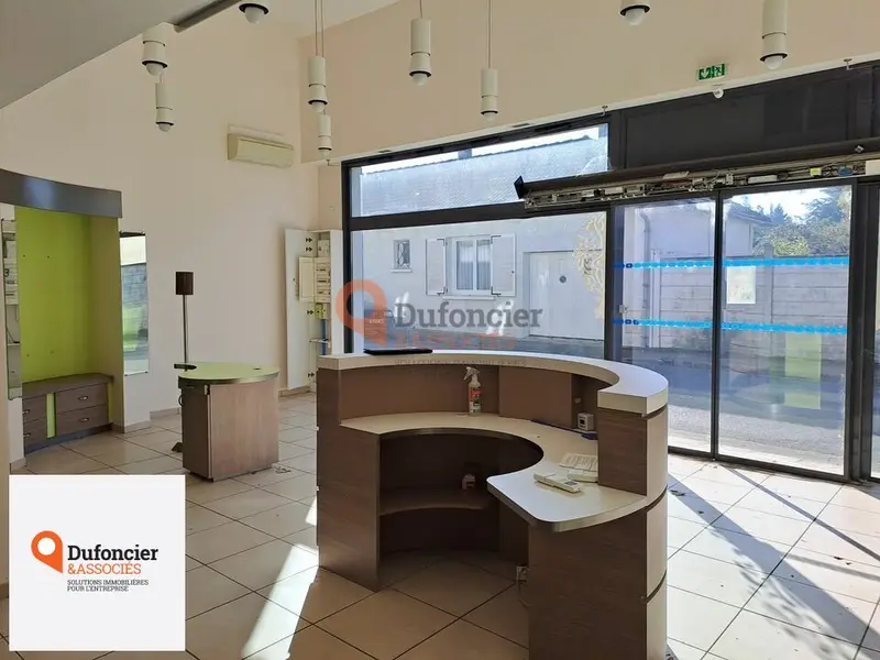 A vendre Local commercial  110m² Dangé-Saint-Romain