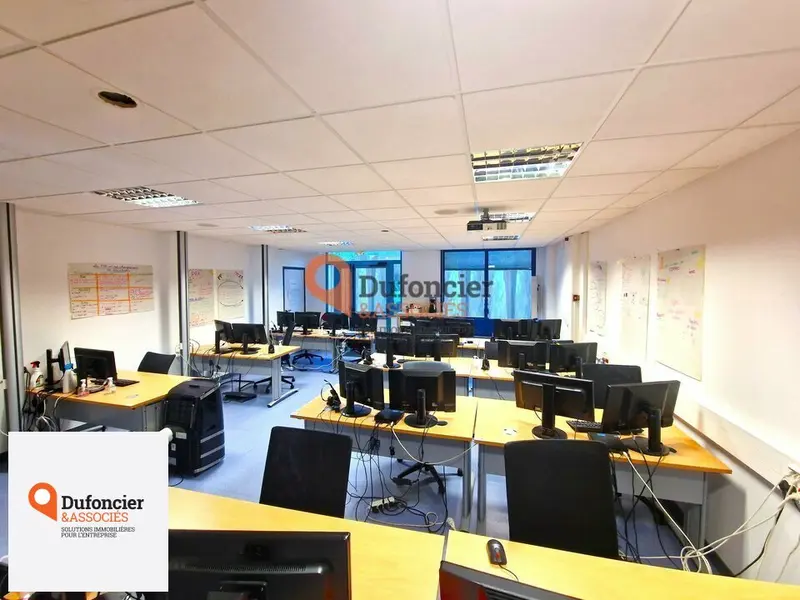 LOCATION BUREAUX 221M² POITIERS EST : PARKING GRATUIT