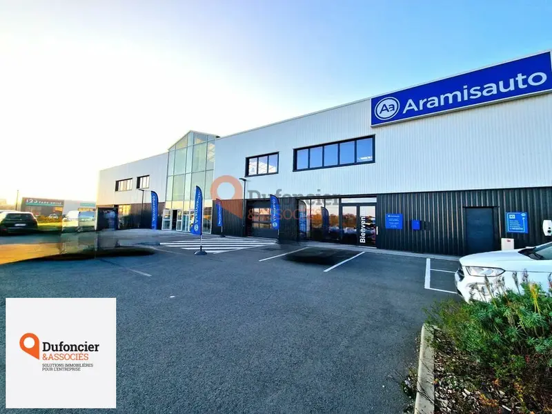 POITIERS REPUBLIQUE - LOCAL PROFESSIONNEL A LOUER - FACE ROCADE