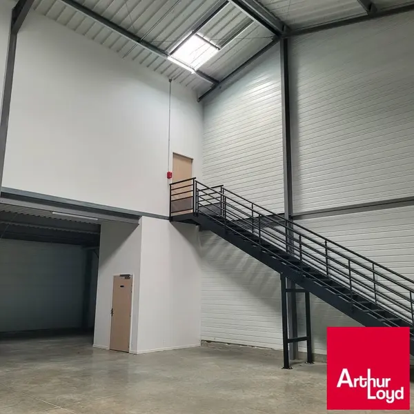 PAU, A louer, proximité immédiate A64,  locaux d'Activités Neufs 