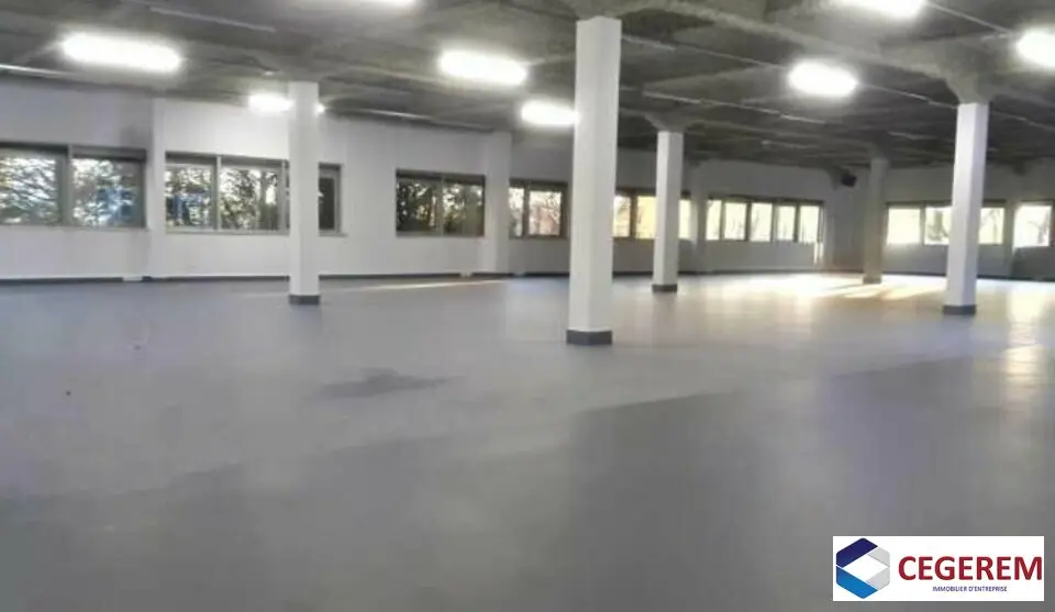 A LOUER ENTREPÔT DE 644 M2 AUX ULIS