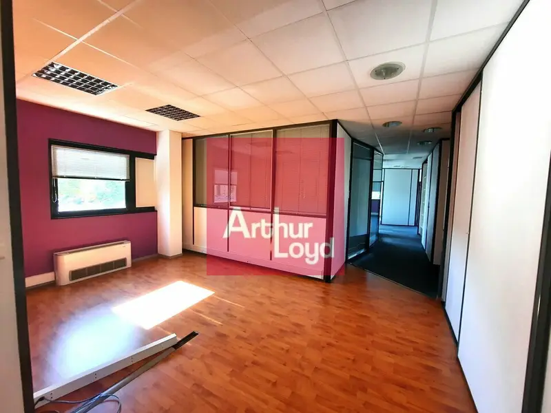CLERMONT FERRAND A LOUER BUREAUX 220M² + PARKING