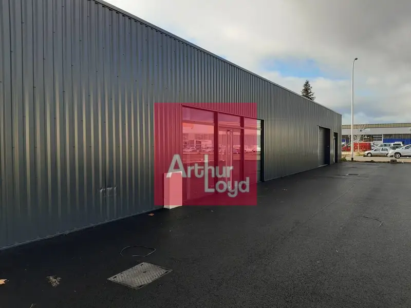 ISSOIRE ZONE COMMERCIALE A LOUER LOCAL COMMERCIAL 420 M² DIVISIBLES