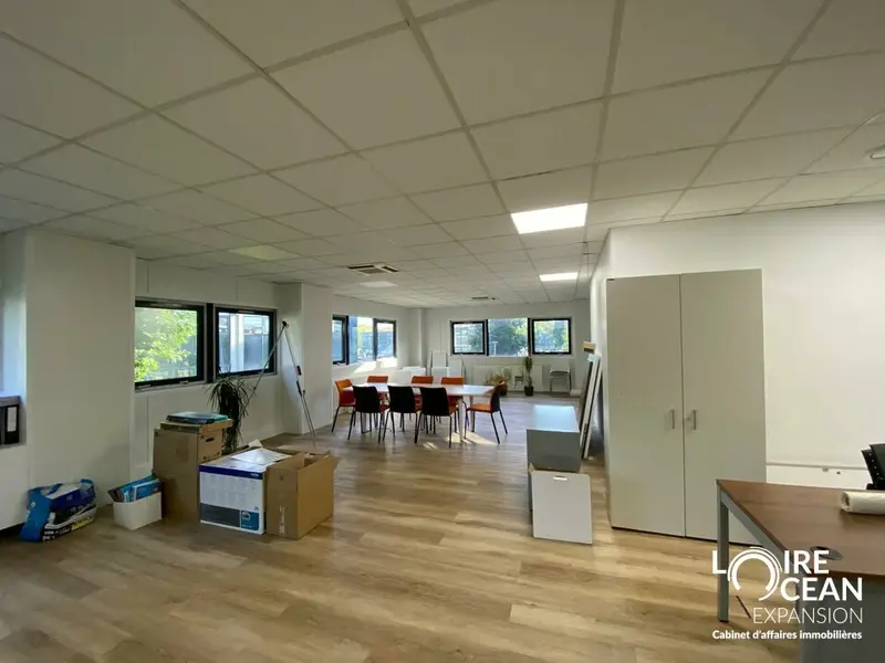 À louer  Plateau de bureaux rénovés 124 m²  Nantes Est
