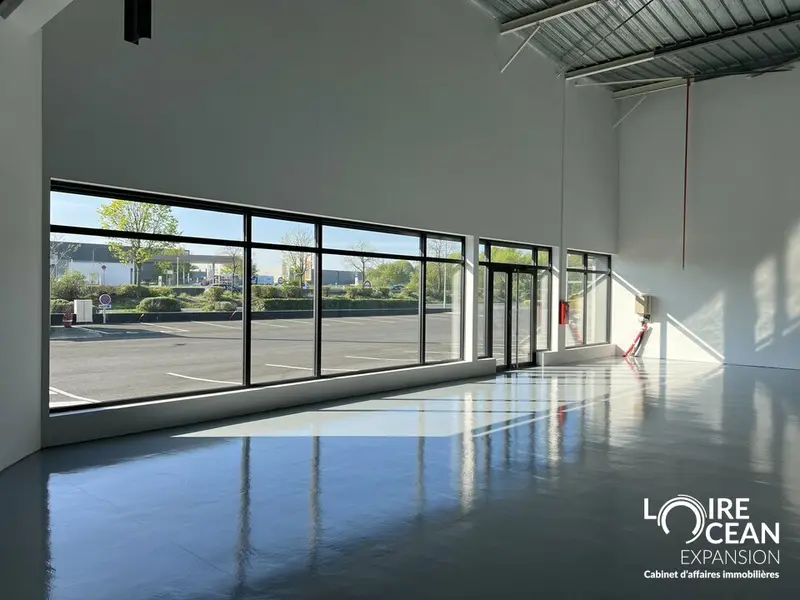 Cellule idéalement située en façade de la RD 523