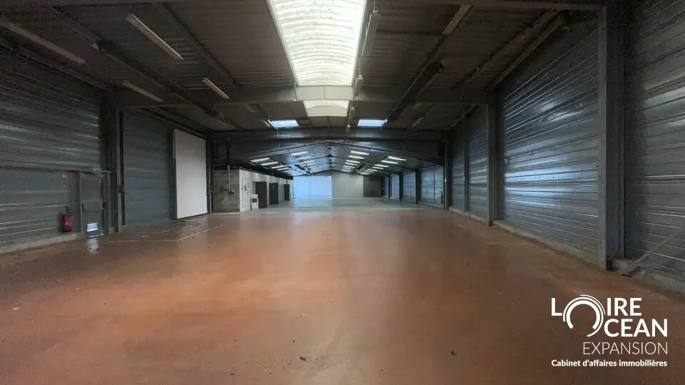LOCATION  Bâtiment d'activités indépendant de 850 m²  Orvault