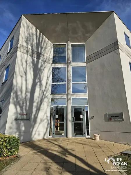 Bureaux 79 m²  1ᵉʳ étage d'un immeuble tertiaire