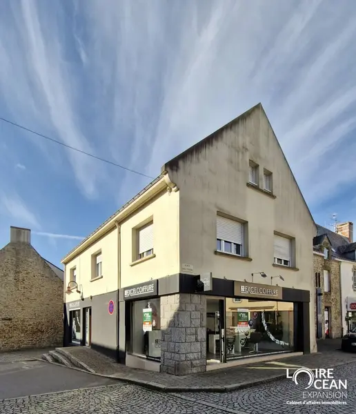 LOCAL COMMERCIAL D'ANGLE - A LOUER - BOURG D'HERBIGNAC