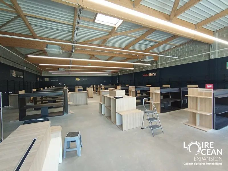 À LOUER  LOCAL COMMERCIAL 560 m² à Verrières-en-Anjou