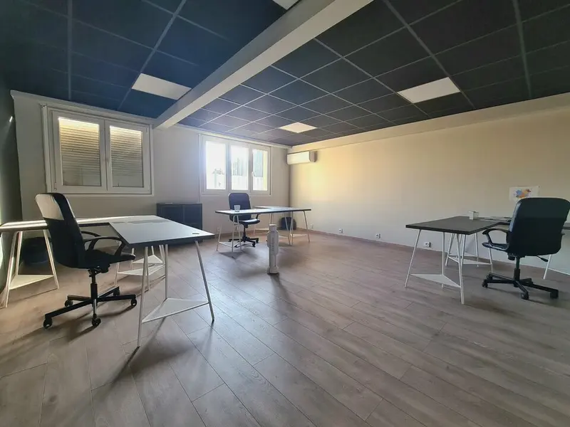 Bureau à louer - Saint-Laurent-Du-Var (06700) - 85 m² - 800 €/mois