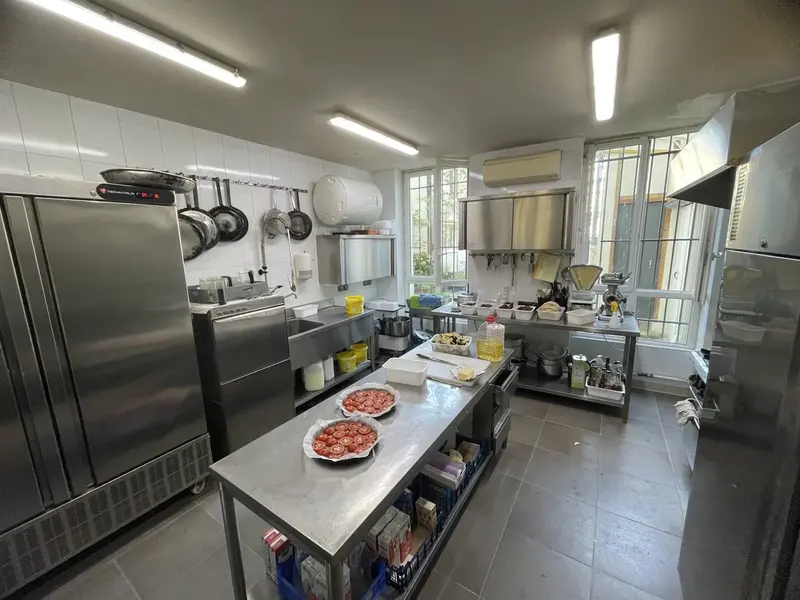 30 couverts - Terasse 8 couverts - Jourdain