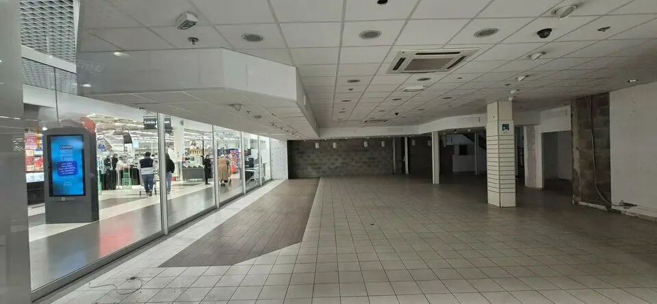 Mâcon  Cellules commerciales à louer au sein d'un centre commercial
