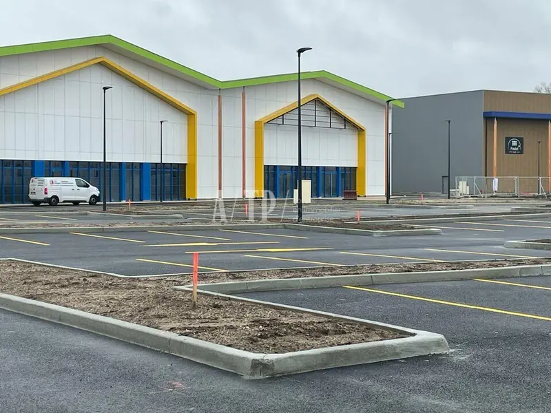 LOCAL COMMERCIAL A LOUER VIRSAC (33) BORD DE L'AUTOROUTE A10 - 1600 m²